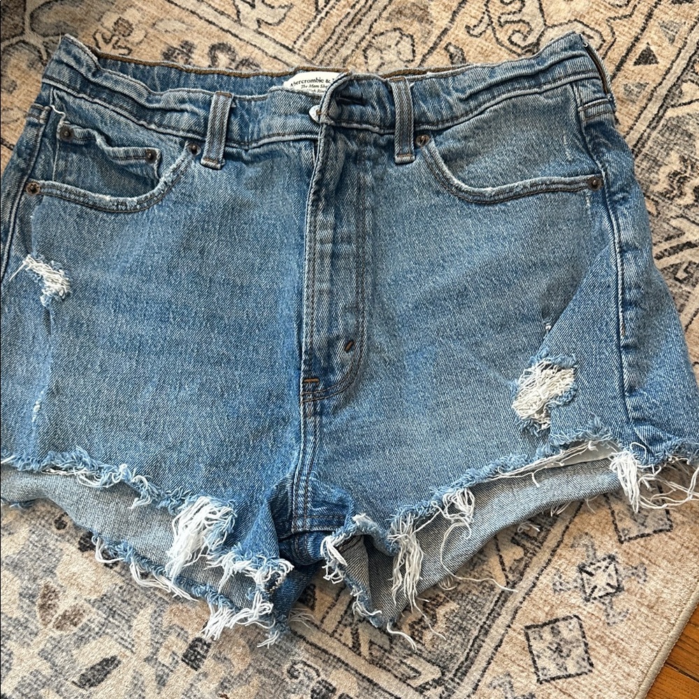 Abercrombie & Fitch High-Rise Mom shorts